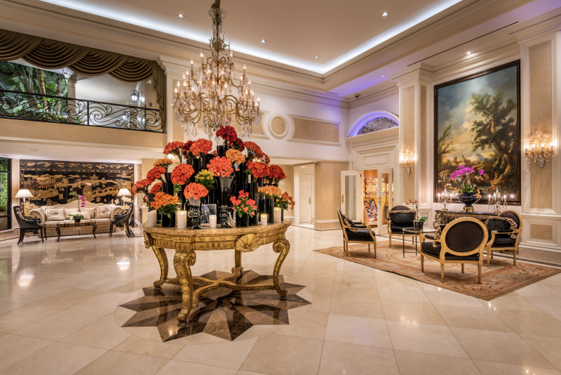 Beverly Hills Plaza Hotel & Spa - Relax In Our Lobby