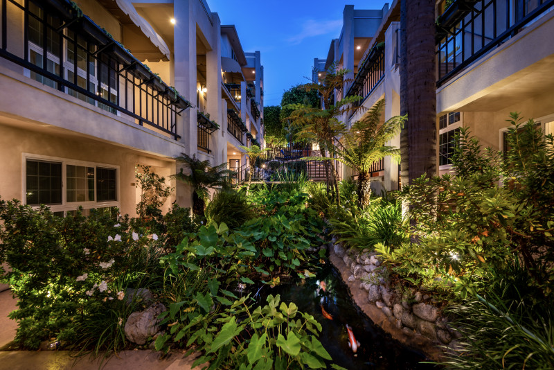 Beverly Hills Plaza Hotel & Spa - Hotel Courtyard