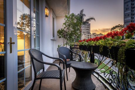 Beverly Hills Plaza Hotel & Spa - 1 Bed Balcony